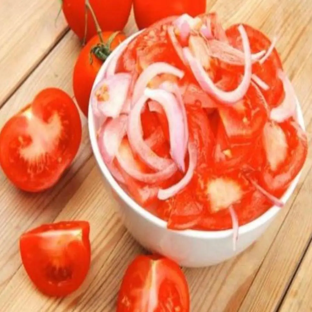 سلطة طماطم مع بصل